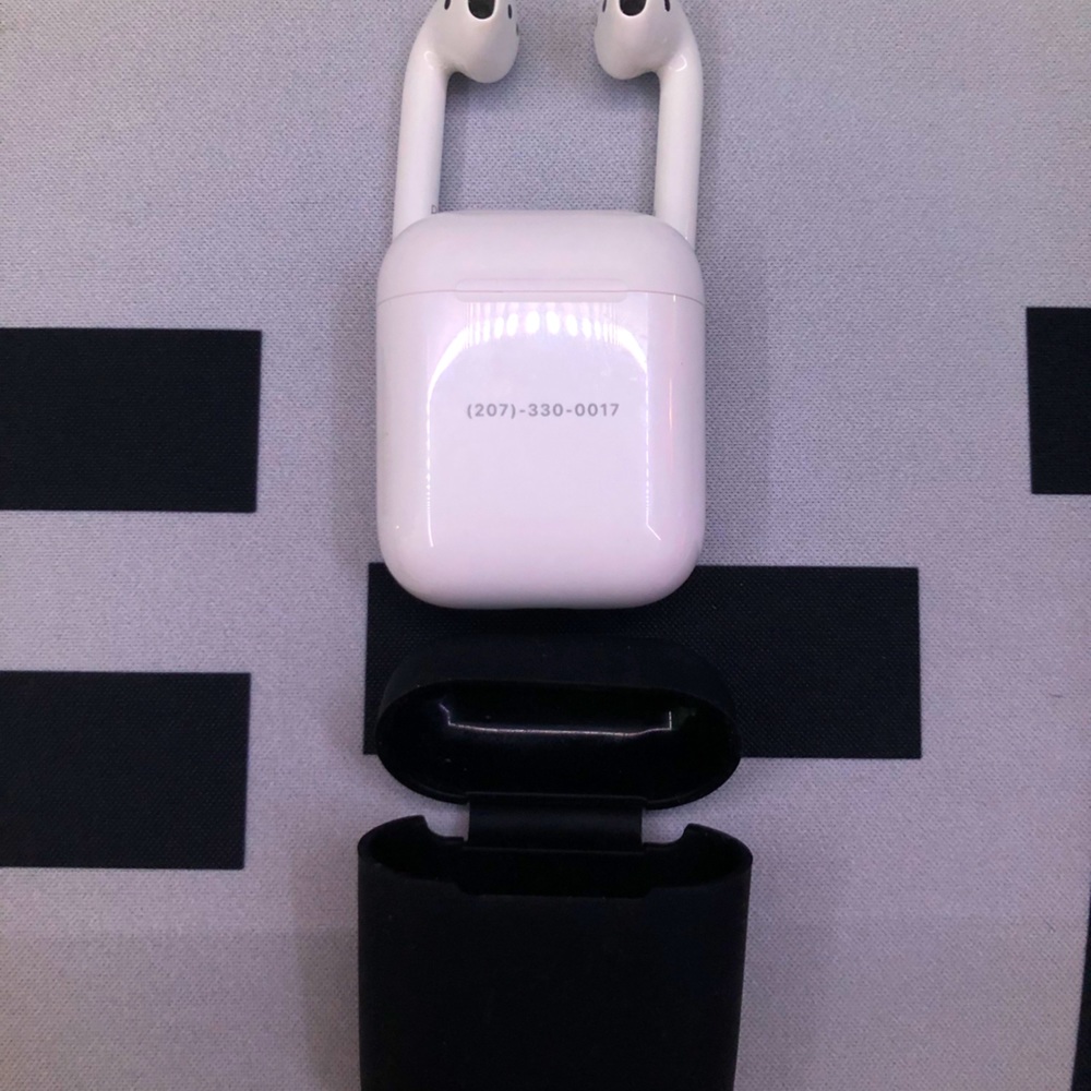 AirPods 2nd Gen w/charging cable and charging case